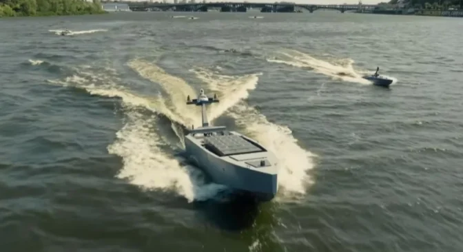 UFORCE показала MV11 — морскую базу для роя дронов, способную неделю провести в океане